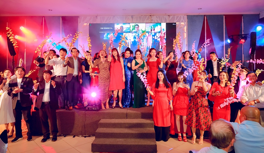 Các thành viên CLB DN KH-SG cùng hát vang ca khúc 'Happy new year'