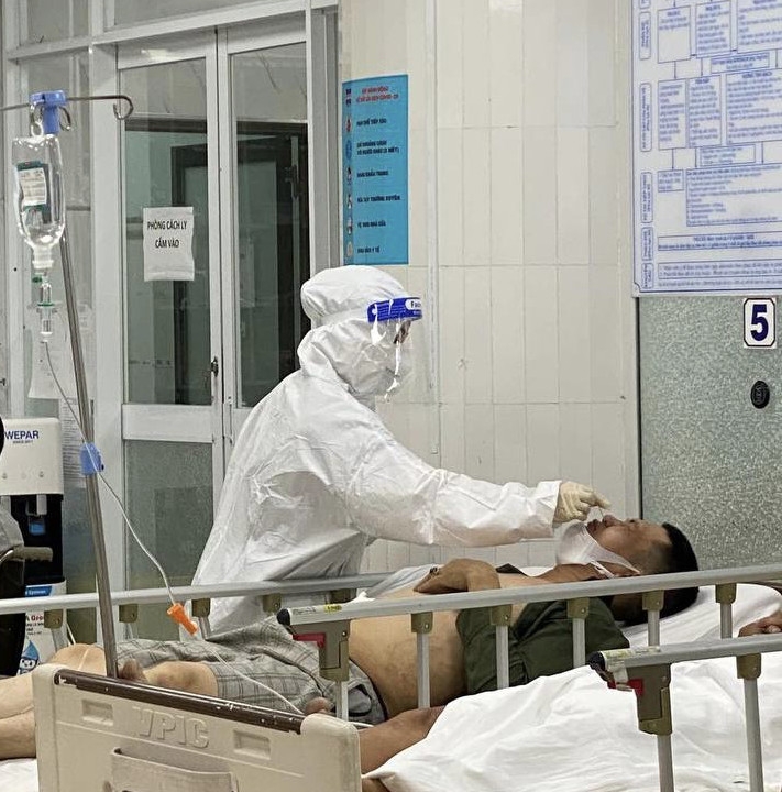 Anh Dũ được các bác sĩ theo dõi, điều trị