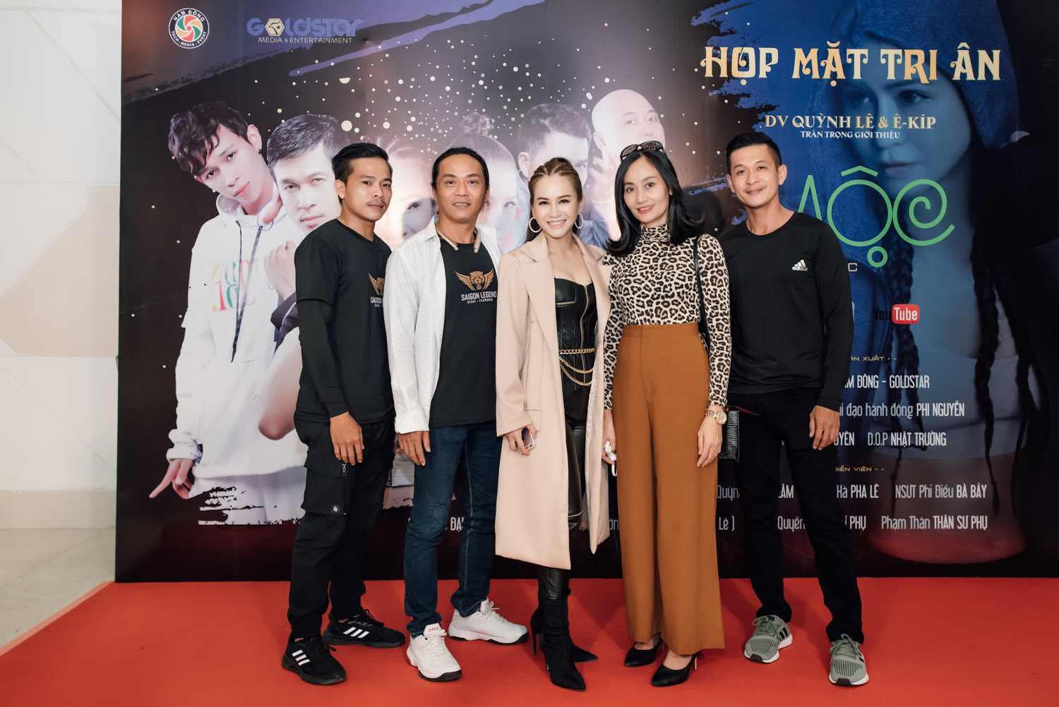 Quỳnh lê (giữa) và Phó đạo diễn Phi Nguyễn, đạo diễn hành động Hồ Hiếu, NSƯT Hạnh Thúy và đạo diễn Hoài Bảo (từ trái sang)