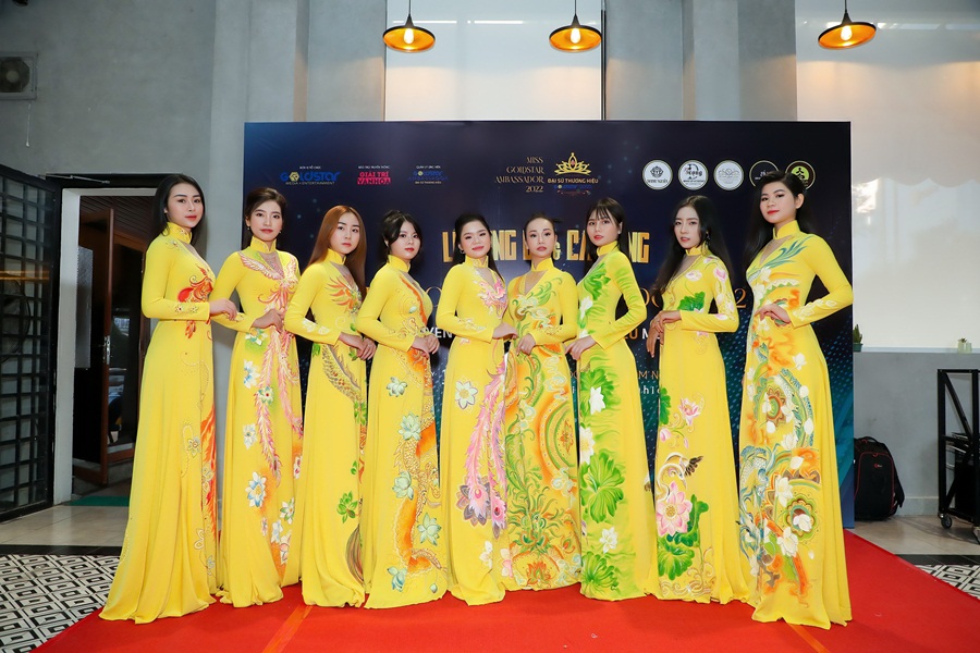 BST áo dài Sắc Việt do các ứng viên Đại sứ thương hiệu trình diễn