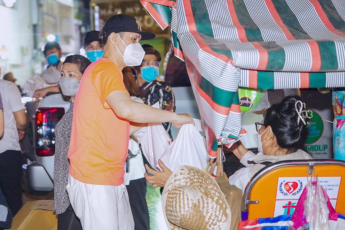 Nguyên Vũ đi xe máy trao quà cho người lang thang, cơ nhỡ giữa đêm khuya
