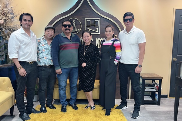 Bình Minh và vợ (bìa phải) đã có mặt tại Mỹ tham gia sự kiện ra mắt phim Sám hối