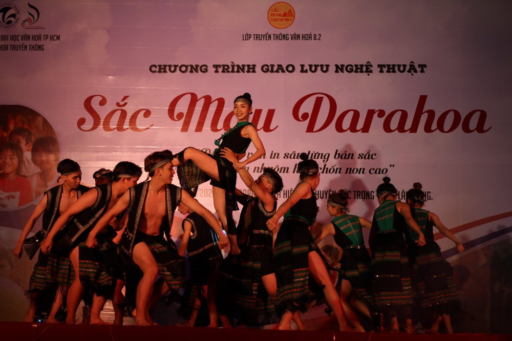 Tiết mục sân khấu hóa “Huyền bí Darahoa” của sinh viên Khoa Quản lý văn hóa nghệ thuật biểu diễn ấn tượng trong chương trình