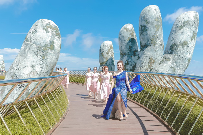 Các thí sinh rạng rỡ trên cầu Vàng