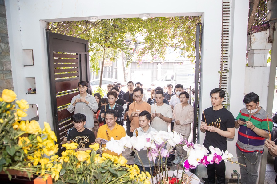 Ca sĩ Quang Hà tổ chức cúng Tổ nghiệp tại nhà riêng ở TP.HCM