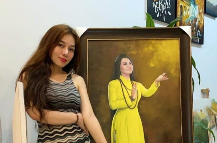 Ngọc Bảo Anh bên tác phẩm vẽ chân dung NSƯT Ngọc Huyền