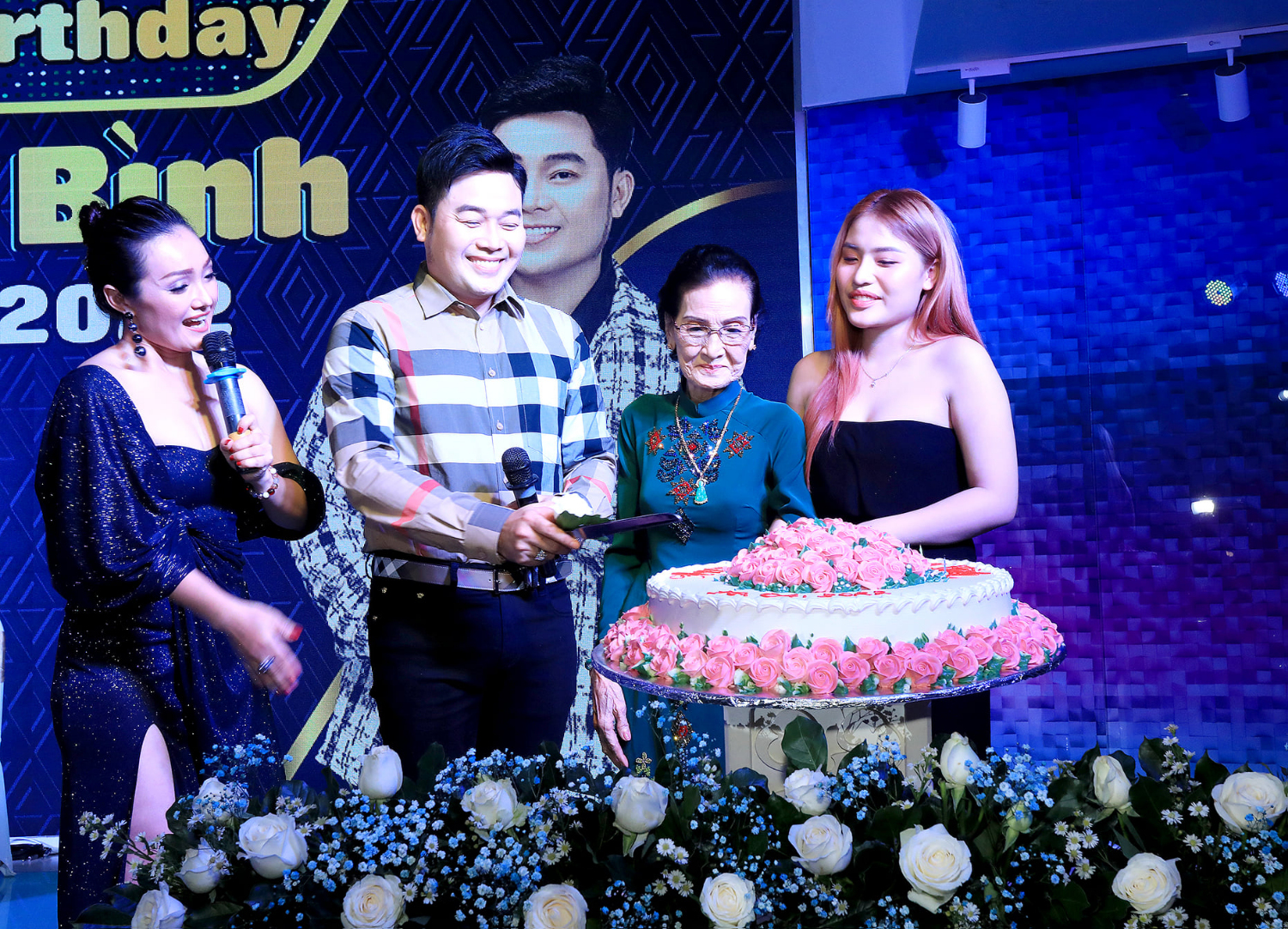 Mẹ và con gái (phải) chúc mừng Khánh Bình trong sinh nhật lần thứ 42 của anh