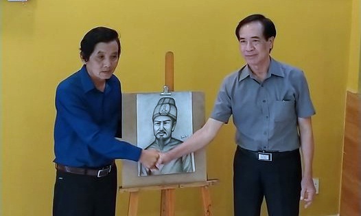 Họa sĩ Đoàn Việt Tiến trao bức chân dung vua Mai Hắc Đế cho ông Mai Thanh Hải