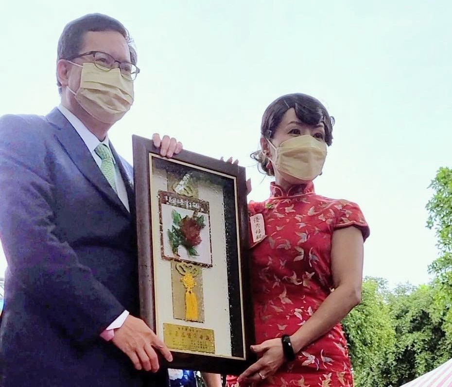 Thị trưởng TP Đào Viên trao Bằng Mẫu Thân Ưu Tú cho Hoa hậu Đào Nguyệt Thanh