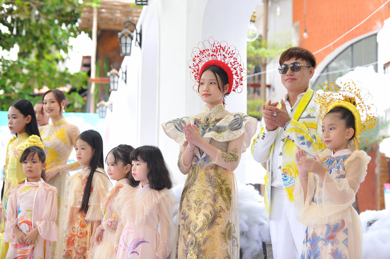Tommy Nguyễn mang Thiên đường giấc mơ Kid lên sàn diễn Peace Show