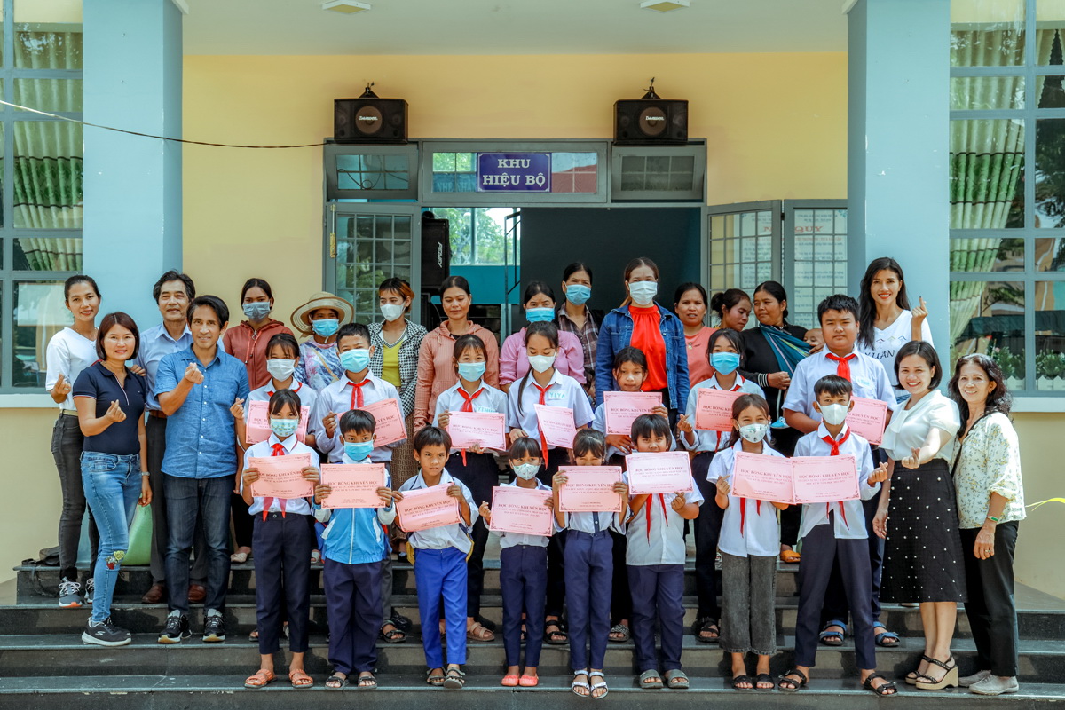 Trang Lạ điều hành quỹ từ thiện hội Xuân, giúp 5.000 trẻ em nghèo hơn 30 năm qua