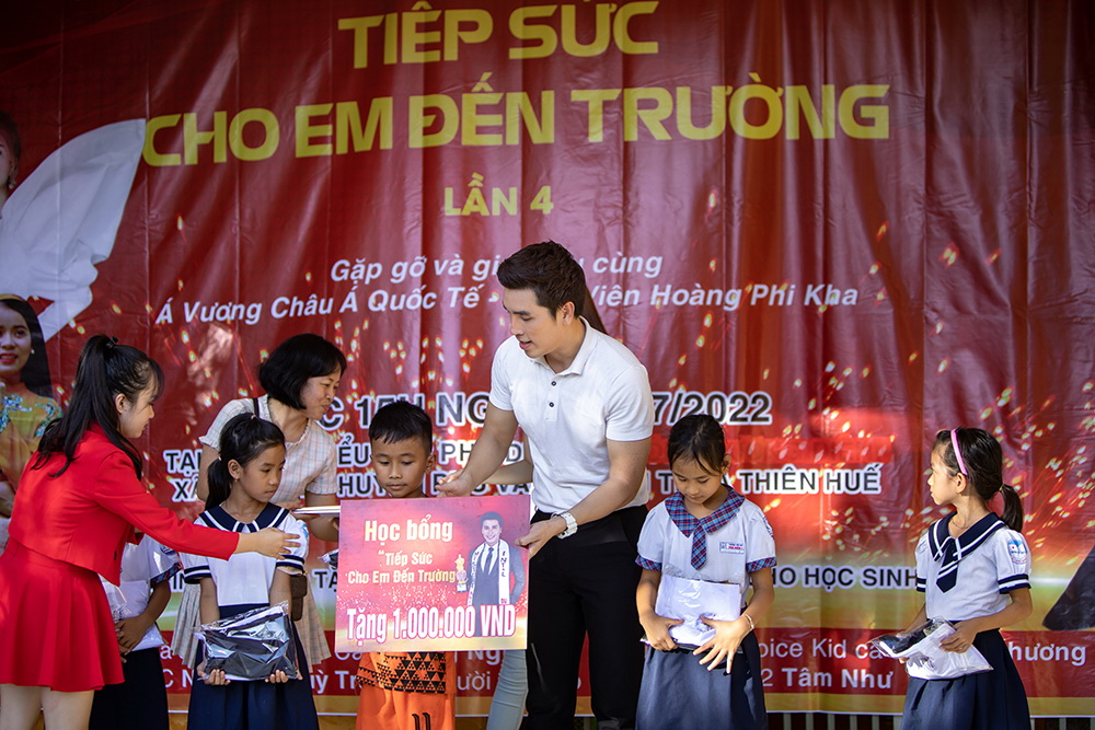 Á cvương - diễn viên Hoàng Phi Kha cùng những người bạn ra Huế trao học bổng cho học sinh nghèo