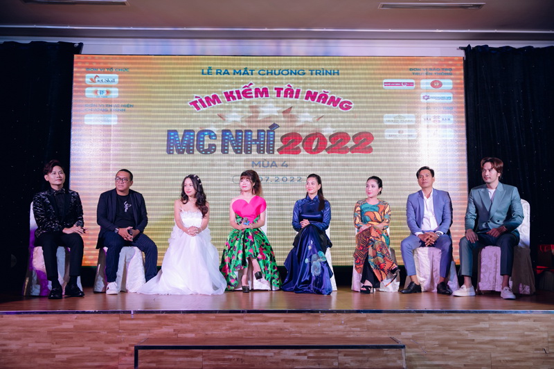 Ban tổ chức và Ban giám khảo trả lời phỏng vấn của báo chí và phụ huynh