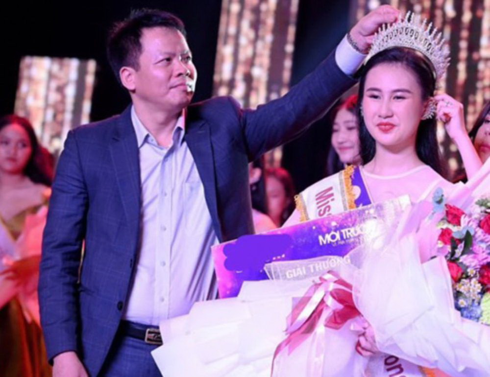 TS Đồng Xuân Thụ, Tổng biên tập Tạp chí Môi Trường Và Đô Thị Việt Nam, Trưởng Ban Tổ chức Hoa hậu Môi trường Việt Nam - trao vương miện cho Miss Teen Grand Việt Nam Nguyễn Trang Nguyệt Minh