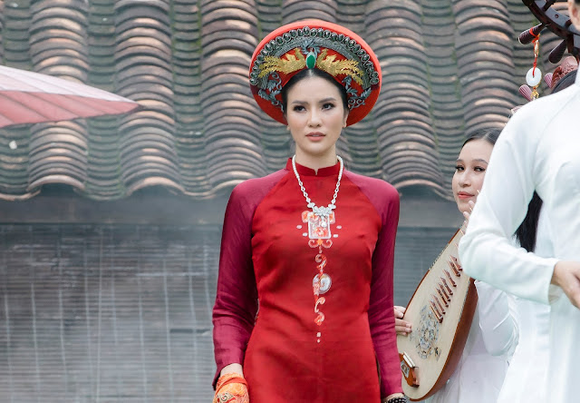 Lee Phương được chọn diễn first face trong BST áo dài ấn tượng