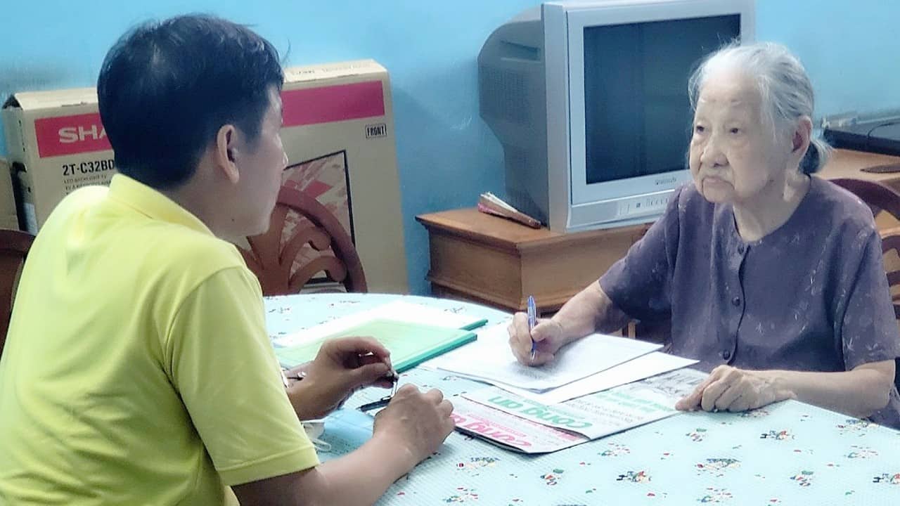 Cụ Trần Thị Ngọc Thanh làm việc với phóng viên Báo Công An TP.HCM