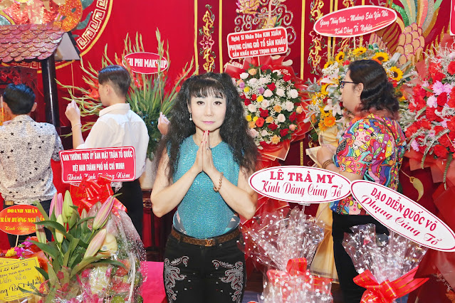 Nghệ sĩ Uyên Thảo thành tâm cúng Tổ