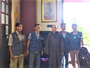 Đội kỹ thuật viên Công ty Soundcheck và sư thầy Thích Chúc Dũng - Chùa Linh Ứng Bãi Bụt