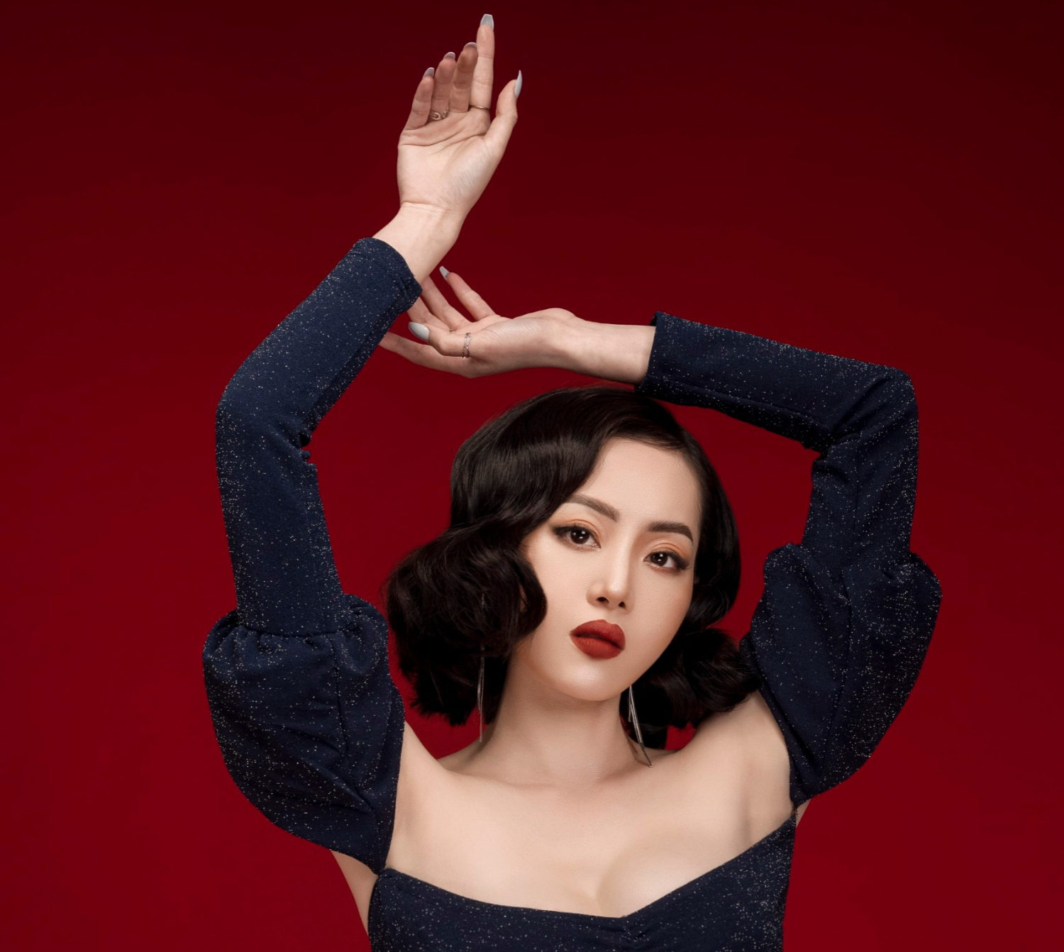 Minh Ngọc tung bộ ảnh đẹp xuất sắc mừng 7 năm ngày đăng quang Én vàng MC