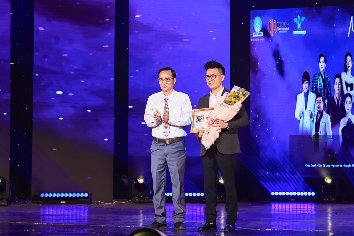 Lãnh đạo tỉnh Bình Phước tặng hoa cám ơn Doanh nhân Phạm Ngọc Thế Anh đã tài trợ cho chương trình "Mái ấm tình thương"
