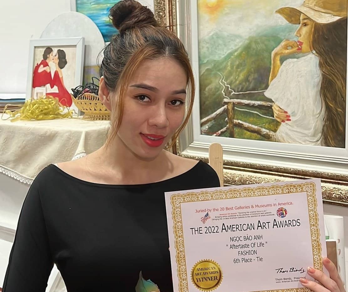 Ca sĩ - họa sĩ Ngọc Bảo Anh và bằng chứng nhận giải thưởng The 2022 American Art Awards