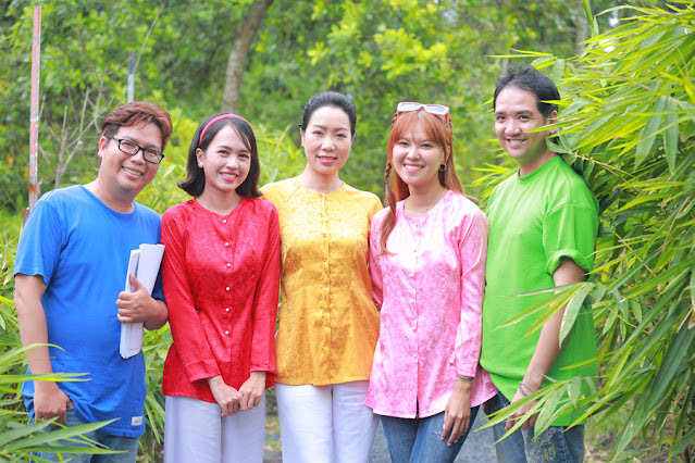 NSƯT Trịnh Kim Chi (giữa) cùng đạo diễn Holy Thắng (bìa trái) và các diễn viên trẻ Ta Ta Thụy Anh, Hoài Trang Trần, Phục Trang Hải Âu