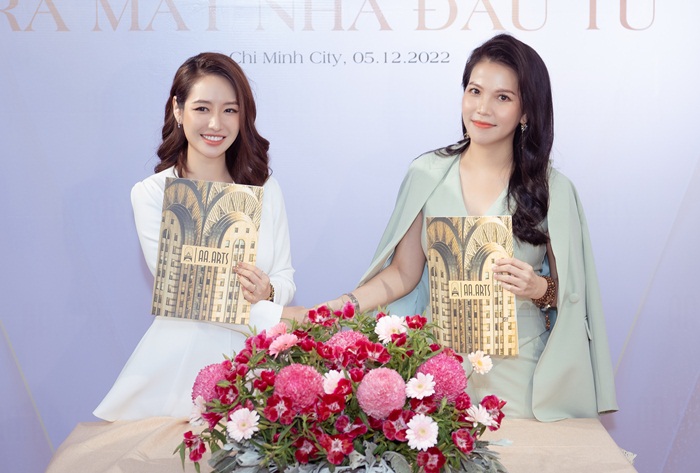 Nghệ sĩ Trúc Thy (phải) và Mrs Ngọc Anh - Giám đốc Học viện Nghệ thuật Hoàng AA Arts tại buổi ký kết ra mắt Nhà đầu tư