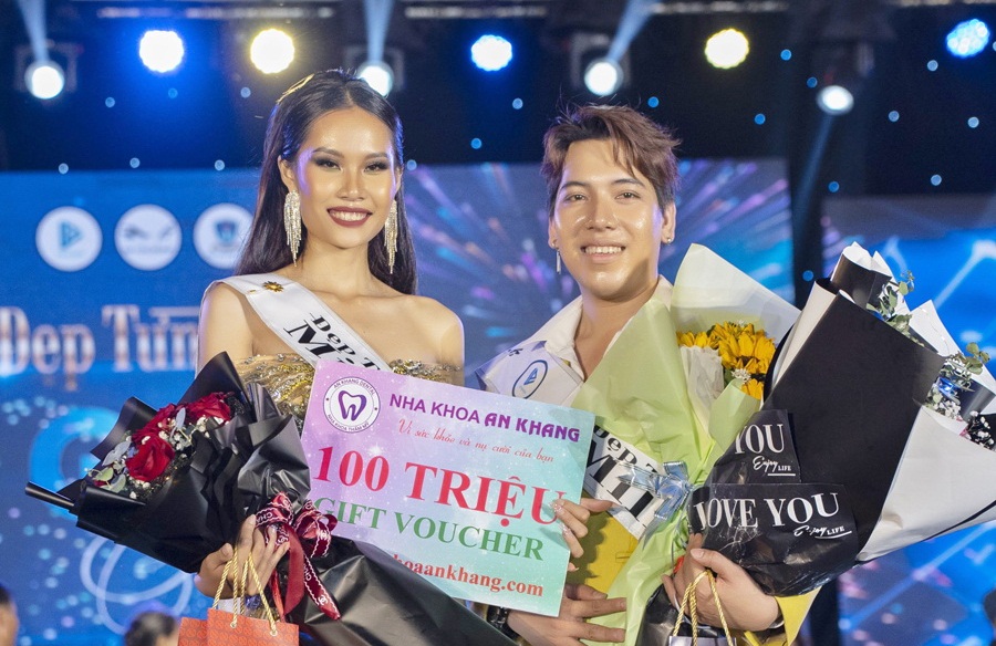 Makeup Dương Quang (phải) và Model Thanh Thùy xuất sắc đoạt giải Quán quân mùa đầu tiên