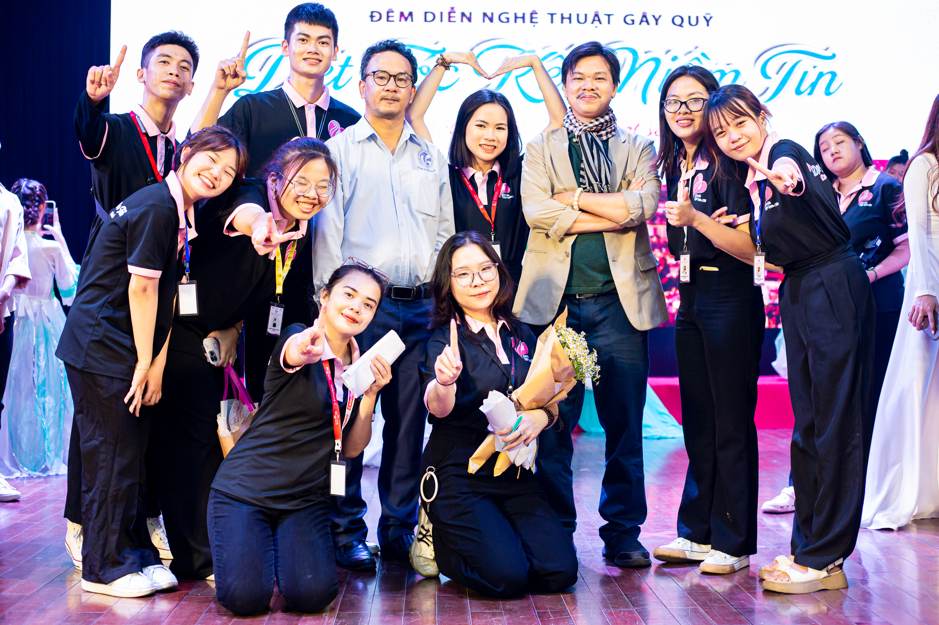 Các bạn sinh viên lớp Đại học Truyền thông Văn hóa 9.1 cùng hai thầy cố vấn