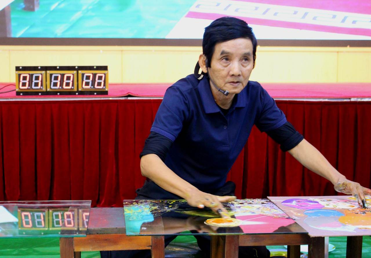 Họa sĩ Đoàn Viêt Tiến đang nhìn người để vẽ suy nghĩ và tâm trạng của họ