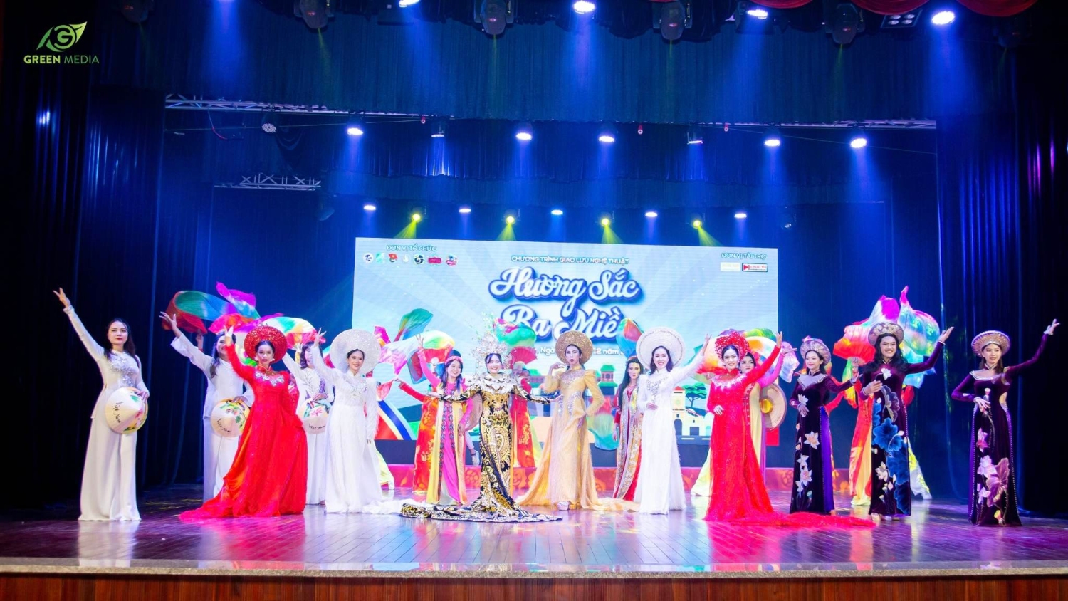 Tiết mục ca múa nhạc - thời trang "Ngọc ngà phương Đông" của ca sĩ Lady Phương Thùy và các người đẹp của Đoàn Hương Nam mở màn cho đêm diễn