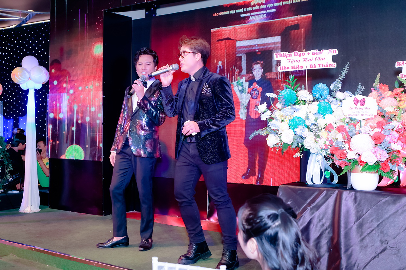 Diễn viên Hòa Hiệp và Bá Thắng song ca trong tiệc Thanks Party
