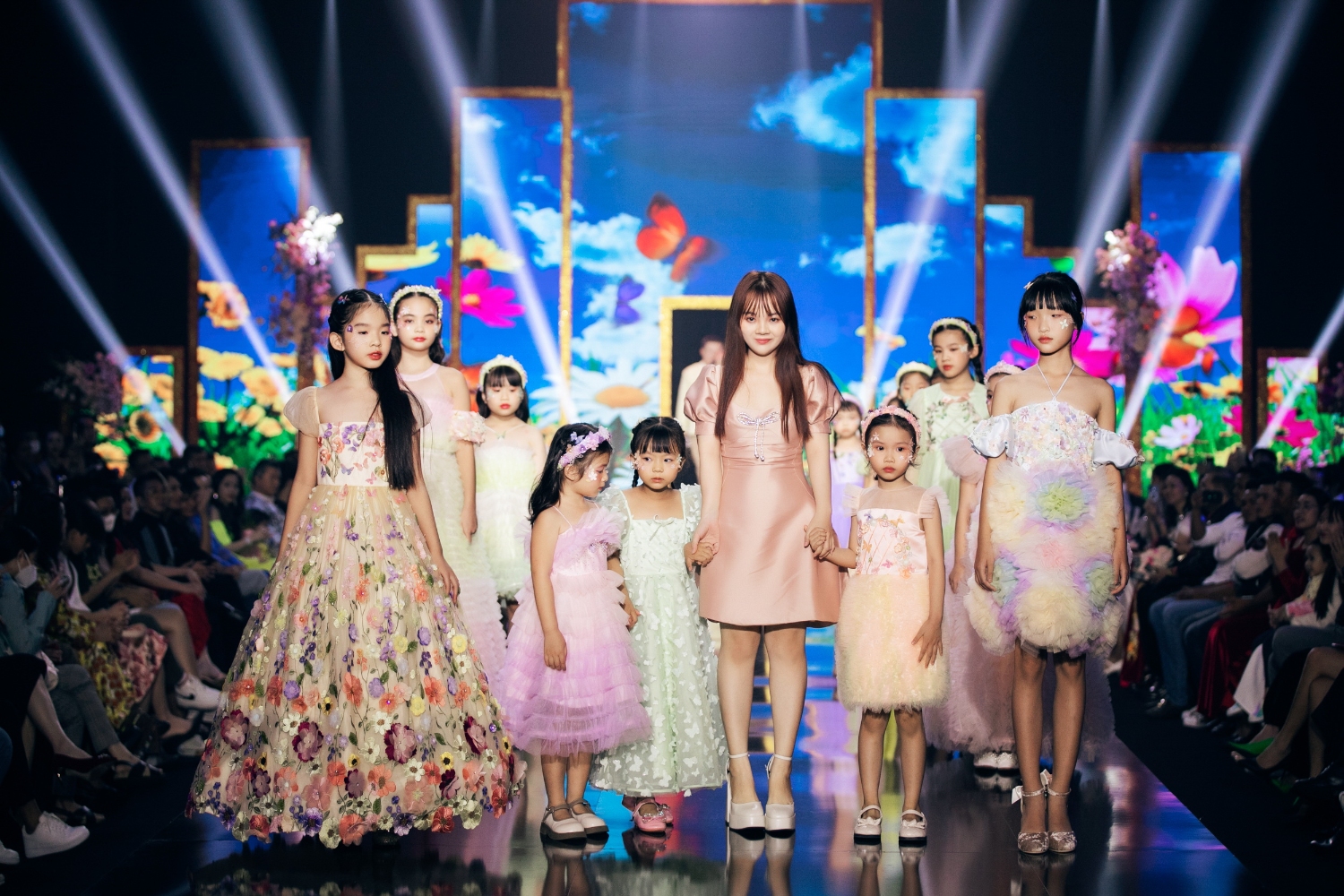 Chao 2023 Ntk Kim Chi và dàn model kid