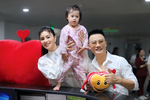 Vũ Thu Phương, Hoàng Bách chụp với một bệnh nhi tại bệnh viện Tâm Đức