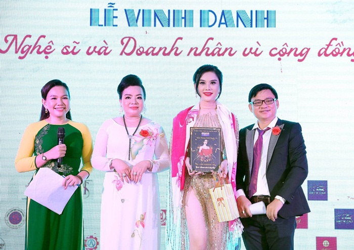 Từ trái sang: MC Xuân Hiếu, bầu show Giáng Hương, công chúa Lâm Khánh Chi, nhà báo Hồng Sơn (Chủ biên Sài Gòn Giải Trí, Trưởng BTC)