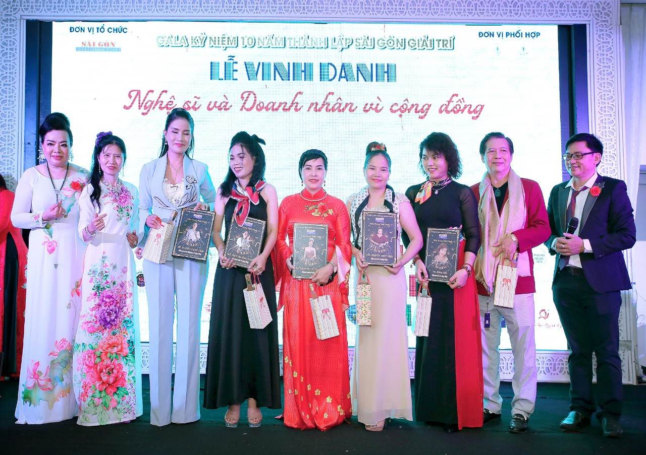 Các doanh nhân được vinh danh: Hana Phương, Trần Thị Hồng Nguyệt, Phạm Thị Hồng Hạnh, Nguyễn Thúy Nhài, Thu Vo và Micheal Châu