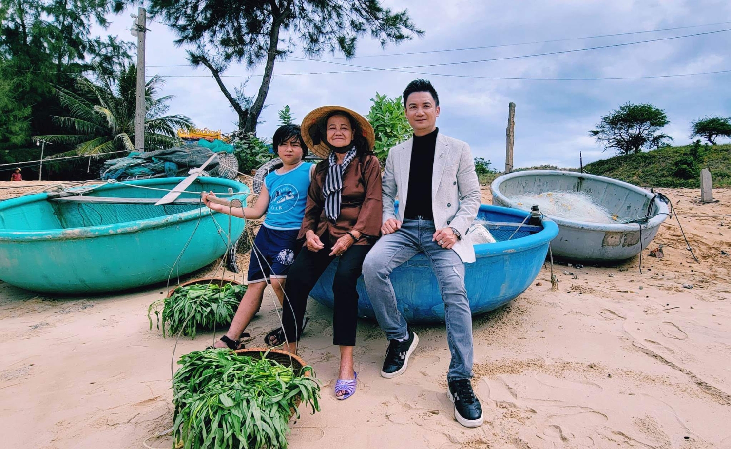 Đạo diễn Quốc Võ về Việt Nam làm từ thiện