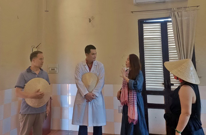 Bác sĩ Nguyễn Hồng Vĩnh đón khách tại Khu du lịch Thiền Tâm