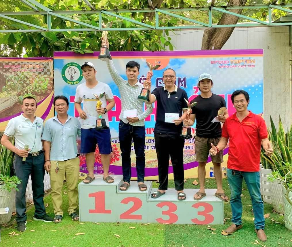 Nghệ nhân Truyền Nguyễn (áo đỏ) và anh Mạnh (chủ nhiệm Hội chim Thanh Cảnh) cùng đại diện tổ trọng giải tài trao giải Nhất, Nhì, Ba cho các nghệ nhân đoạt giải