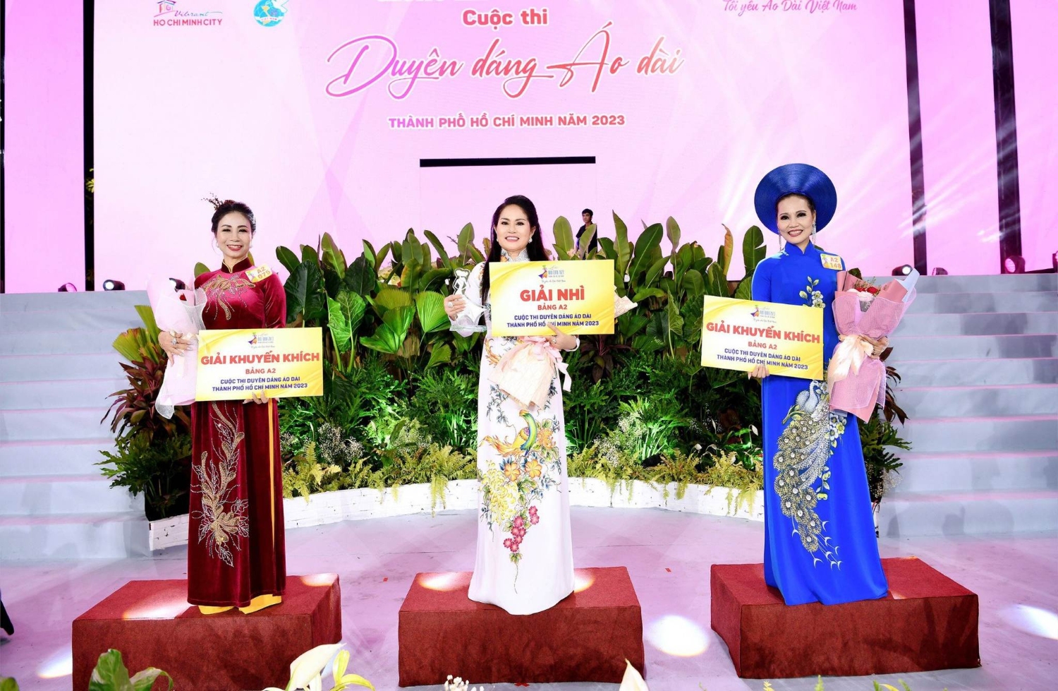 Doanh nhân Hoàng Thị Khuyên (giữa) trên bục nhận giải