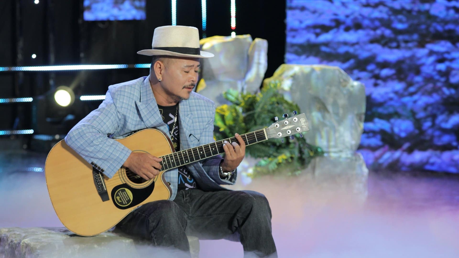 Nhạc sĩ Hồng Xương Long trong một MV theo phong cách nhạc mới của anh