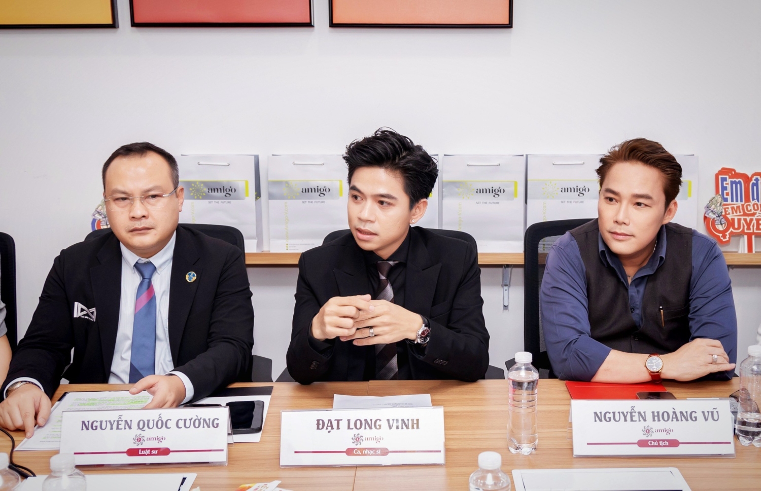 Từ phải sang: Chủ tịch Công ty Amigo Nguyễn Hoàng Vũ, ca nhạc sĩ Đạt Long Vinh, luật sư Nguyễn Quốc Cường