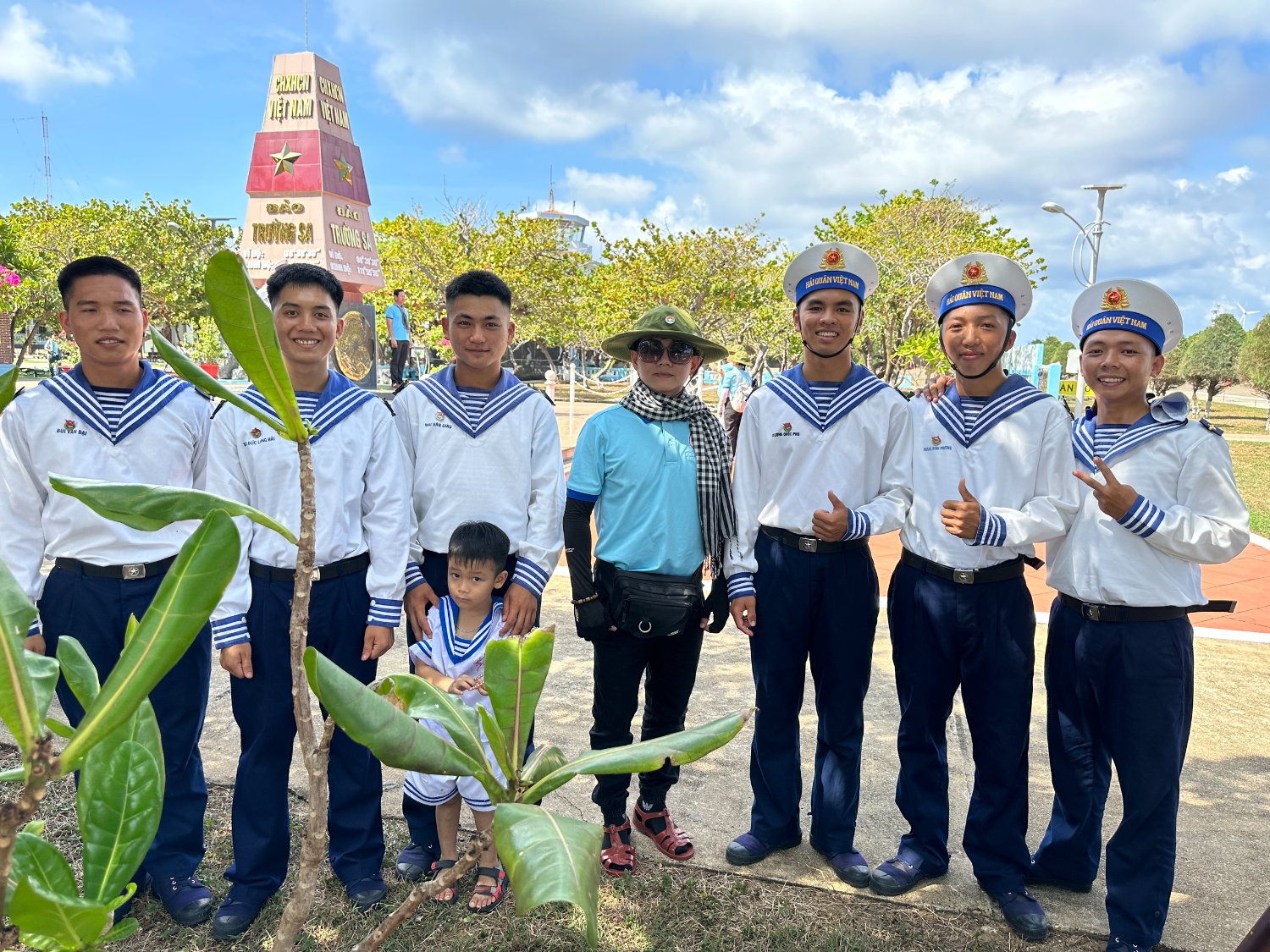 Ảo thuật gia Trần Dũng chụp ảnh lưu niệm với các chiến sĩ Trường Sa