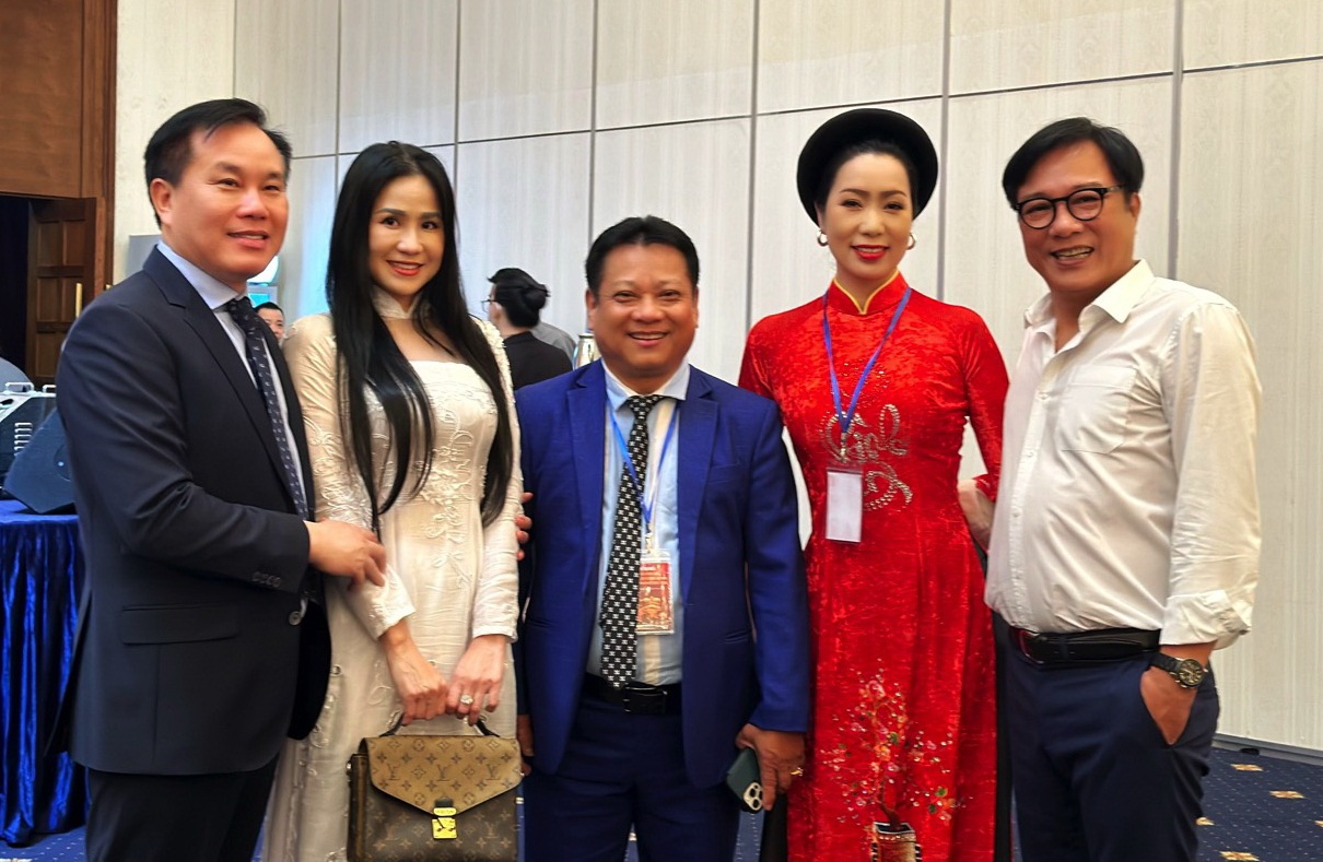 Đạo diễn Xuân Phước (giữa) cùng với các khách mời đặc biệt tại Đại hội lần 1 của Liên đoàn Lân sư rồng VN
