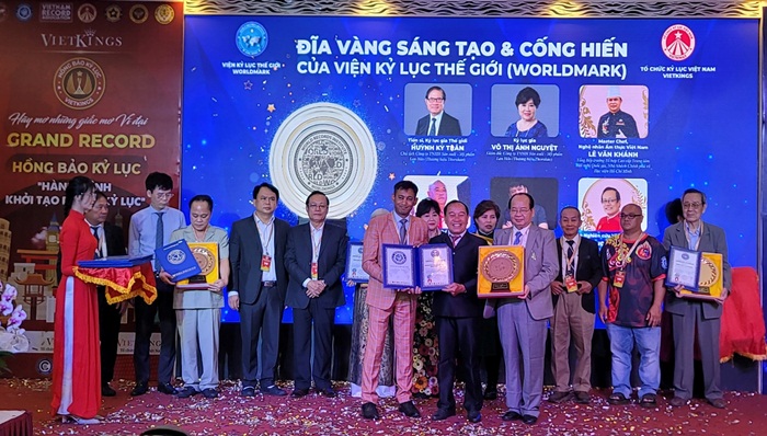 Đại diện Viện Kỷ lục Thế giới trao Đĩa Vàng sáng tạo và cống hiến cho Kỷ lục gia Mai Đình Tới