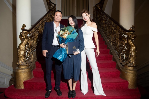 Vợ chồng siêu mẫu Vũ Thu Phương đến chúc mừng con gái tốt nghiệp THPT