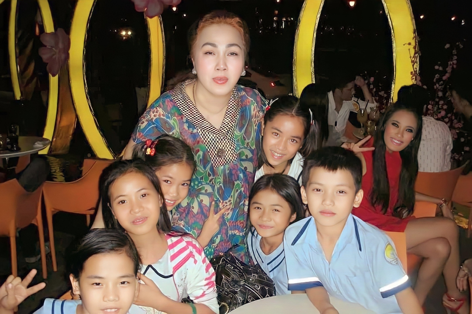 BÀ KIM ANH CÙNG CON TRAI LÝ UY ĐẠT HOẠT ĐỘNG TỪ THIỆN (2)