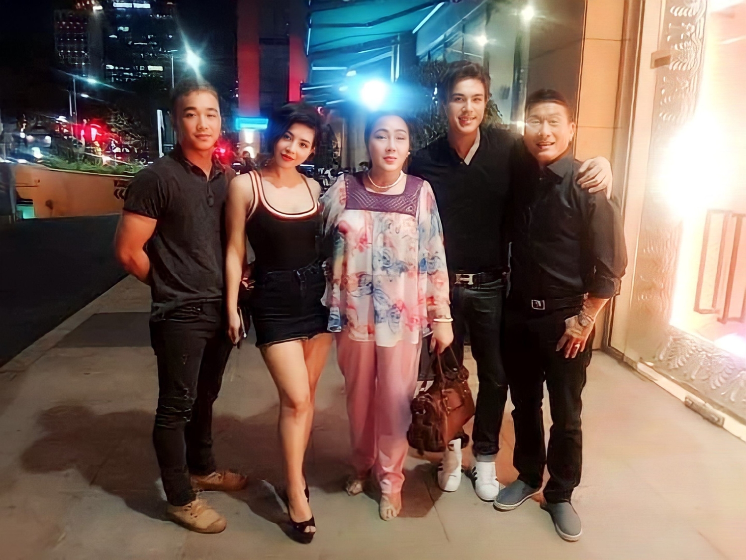 BÀ KIM ANH VỚI LÝ UY ĐẠT + BẦU SHOW LÊ BÁ CHƯ (GIÁM ĐỐC TRUNG TÂM GIÁNG NGỌC) BÊN PHẢI