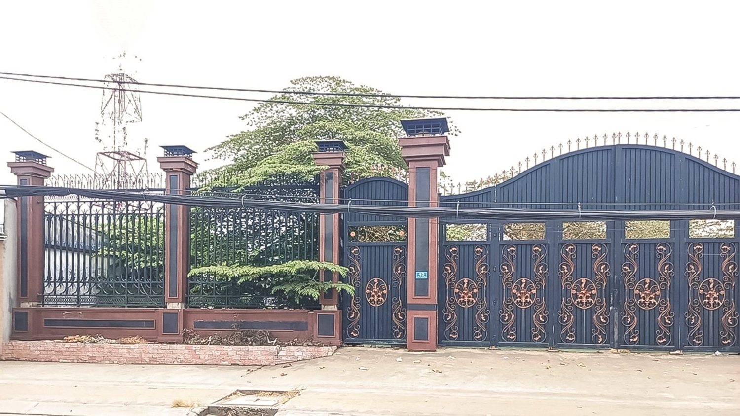 Mặt tiền khu đất đang tranh chấp