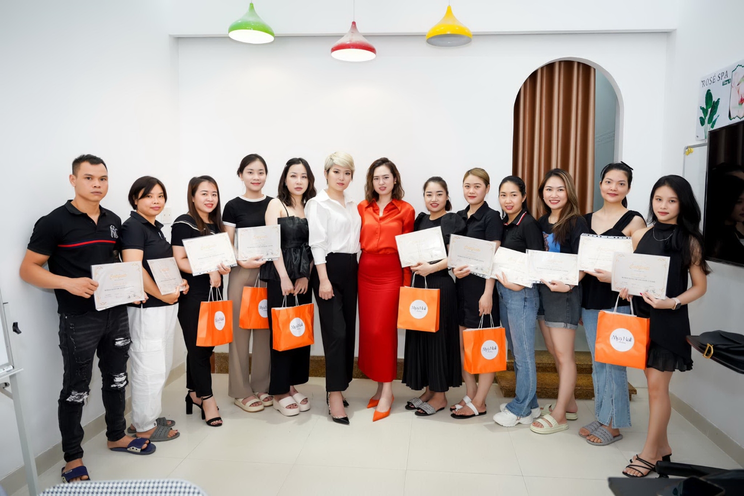 Master Hà Lee (áo cam đứng giữa), Master Hồng Nhung (áo trắng đứng giữa) và các bạn học viên trong khoá học tổ chức tại Hải Phòng